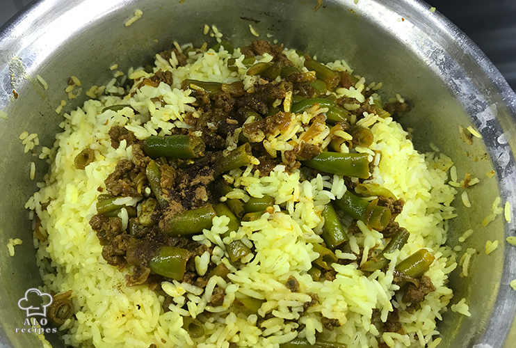 Add the green bean meat mixture to the rice