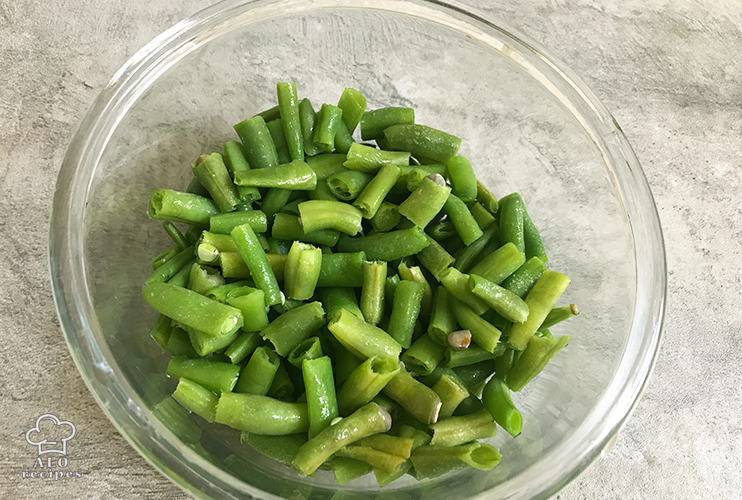 Cut green beans into small pieces