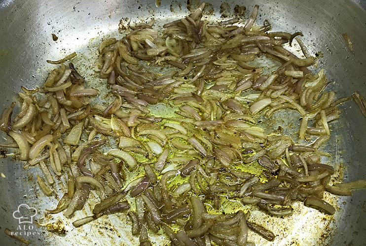  Dice the big onion and fry it in a pan until it turns golden.