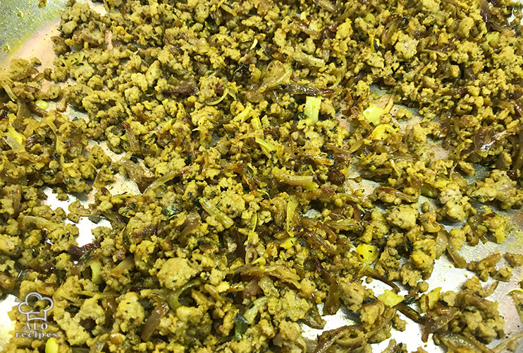 Fry ground beef with onions