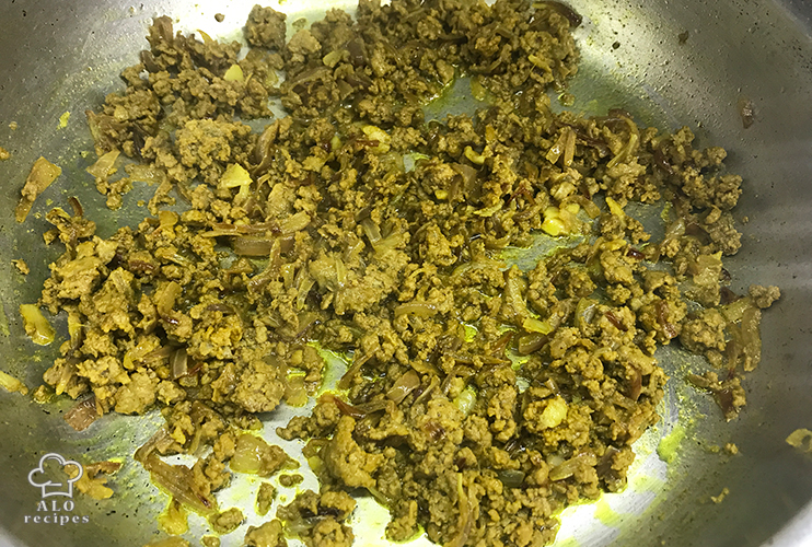 Fry ground beef with onions