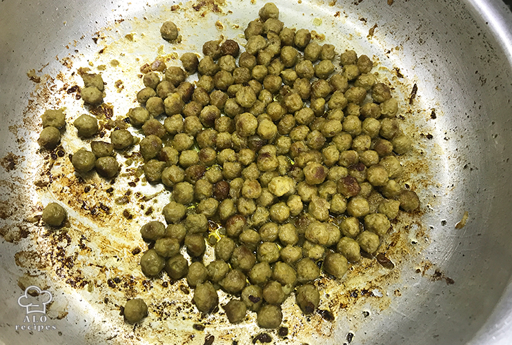 Fry the meatballs in a pan