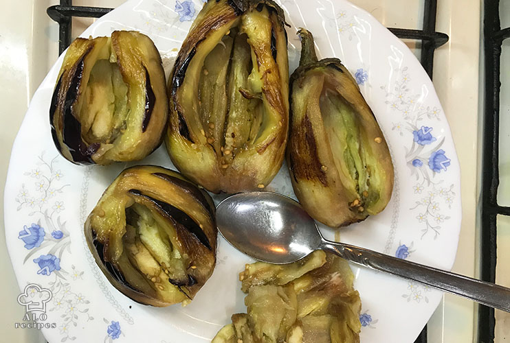 Hollow the inside of the eggplants