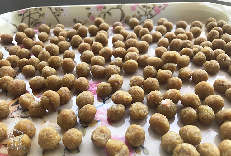 Prepare the meatballs
