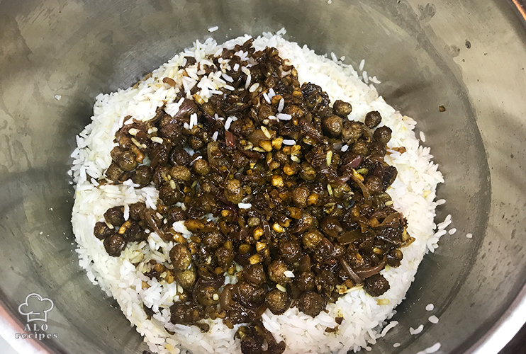 Put the meatballs and other fried stuff on top of the rice