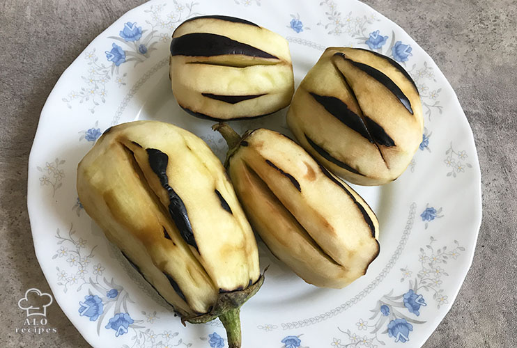 Wash and dry the eggplants with a clean towel