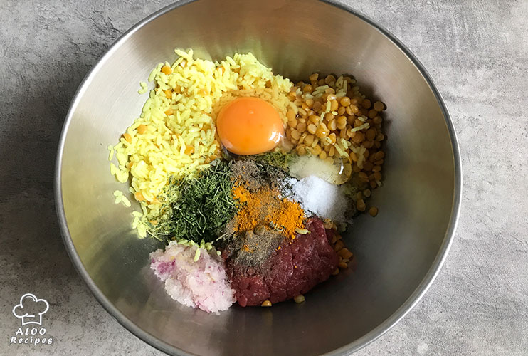 Mix the ingredients of koofteh berenji