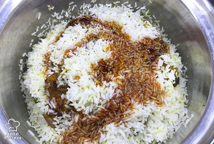 Add remaining of rice and caramelized sugar