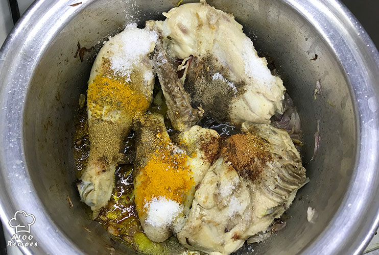 Add spices to the chickens