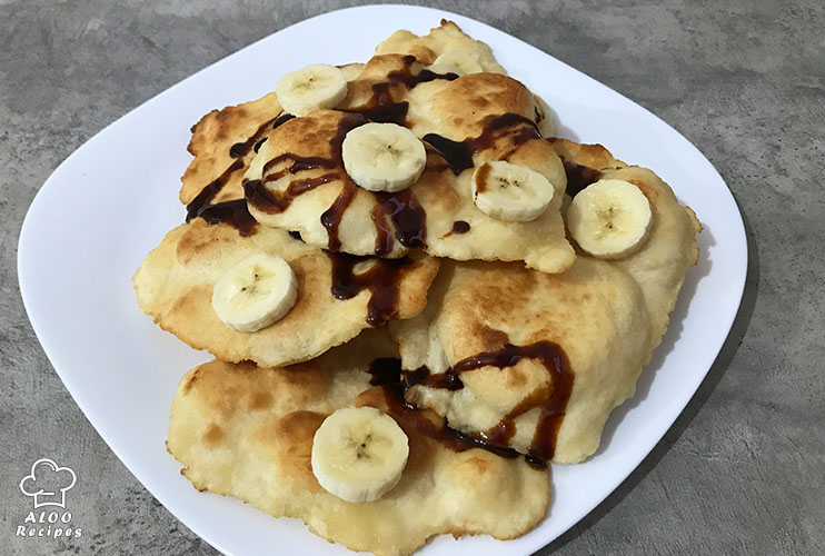 Shelpek with date molasses and banana slices