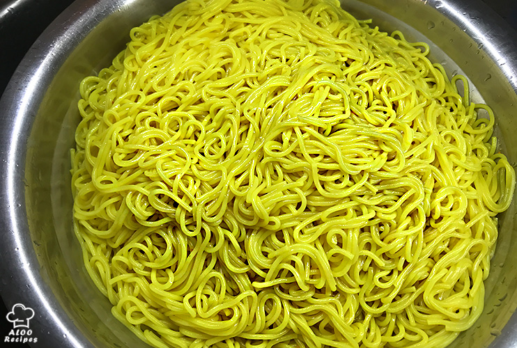 cooked spaghetti in colander