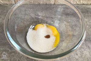 Mix sugar yolks and vanilla